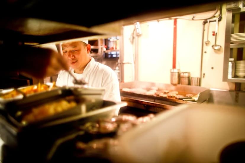 Küchenchef Gehalt: Koch bei der Arbeit in einer professionellen Küche