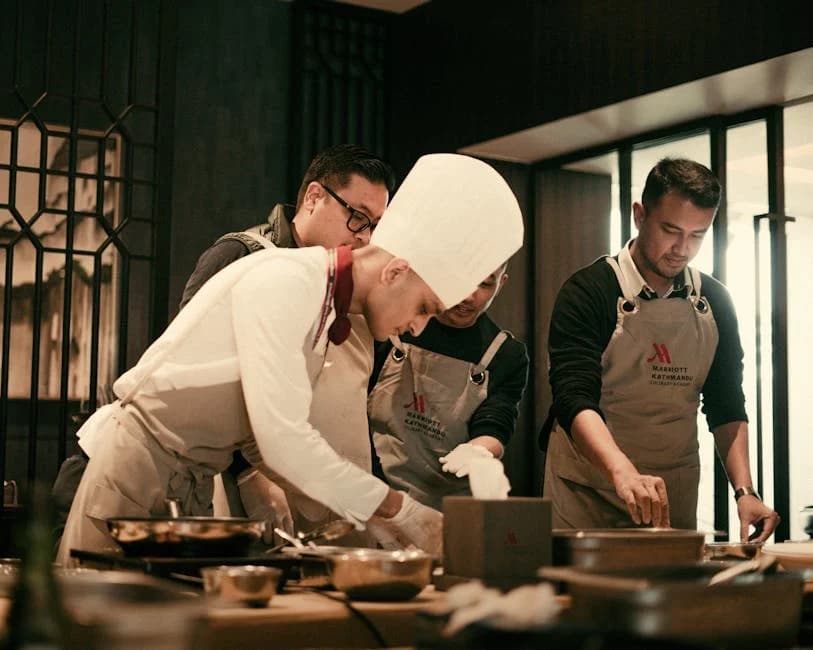 Personalmangel Gastronomie: Köchinnen arbeiten gemeinsam in einer modernen Restaurantküche