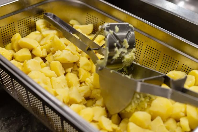 Entremetier-Posten: Gekochte Kartoffeln werden in der Profiküche für die Beilage passiert